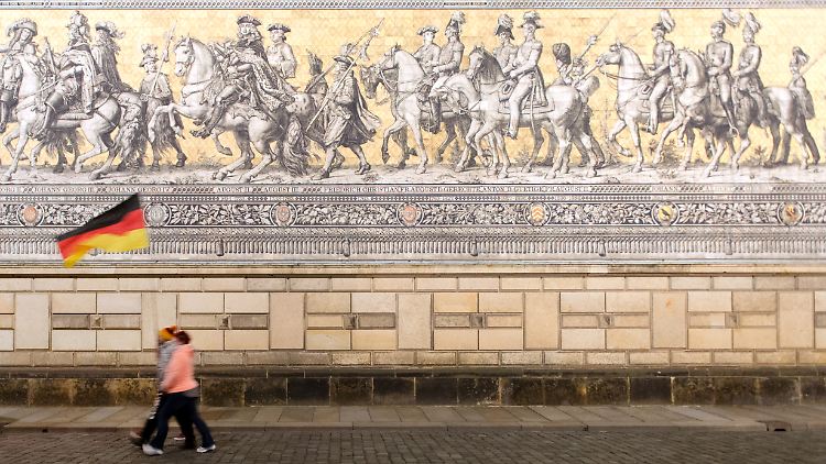 Pegida-Anhänger vor dem historischen Fürstenzug in Dresden.