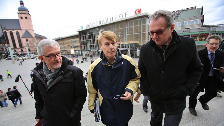 Der Vorsitzende des Parlamentarischen Untersuchungsausschusses "Silvesternacht" Peter Biesenbach von der CDU (M.) unterwegs mit dem SPD-Obmann, Hans-Willi Körfges (l.) und dem Polizeidirektor Georg Schulz (r.)