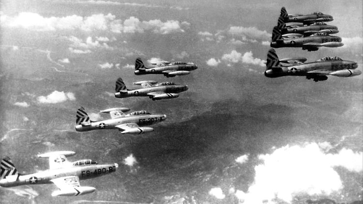 Amerikanische Düsenjäger vom Typ F-84 über Nordkorea (undatierte Aufnahme). Der Koreakrieg wurde am 25. Juni 1950 durch den Einmarsch nordkoreanischer Truppen in Südkorea ausgelöst.