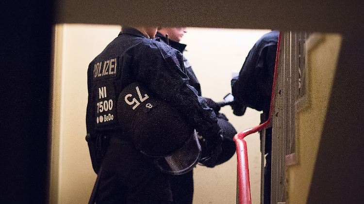 Um das Migrationsamt zu unterstützen, sind bei Abschiebungen häufig Polizeibeamte im Einsatz (Archivfoto). 