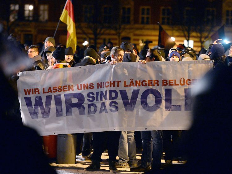 Deutschlandfahne hin oder her: 3000 grölende Mitbürger in Dresden sind allerhand, aber bei weitem nicht "das Volk".
