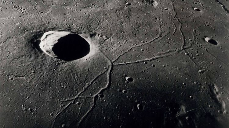 Aufnahmen eines Mondkraters von Bord der Apollo-10-Mission: seltsame "Weltraummusik" auf der anderen Seite des Erdtrabanten