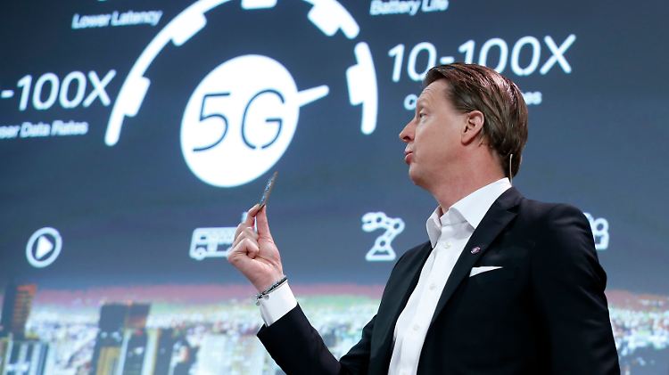 Ericsson-Chef Hans Vestberg hat den 5G-Chip in Barcelona vorgestellt.