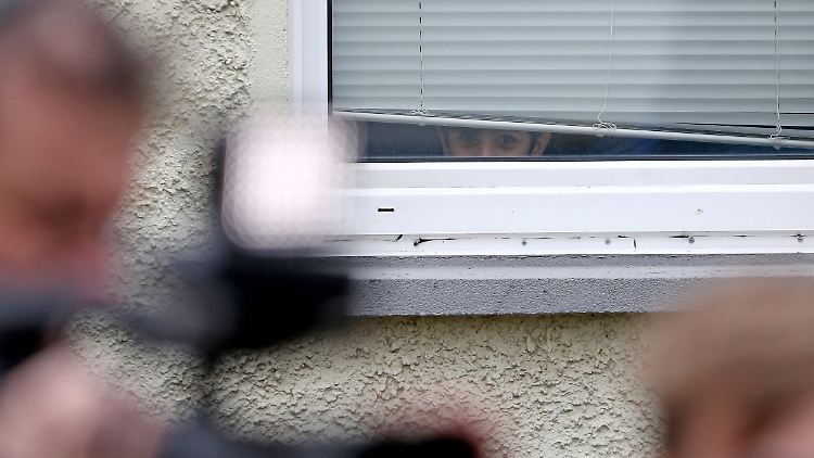 Ein Flüchtlingsjunge beobachtet Journalisten vor der Flüchtlingsunterkunft in Clausnitz.