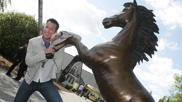 Schlagerstar Michael Wendler 2011 auf seinem Anwesen in Dinslaken: 14 Pferde hat er bereits verkauft. 