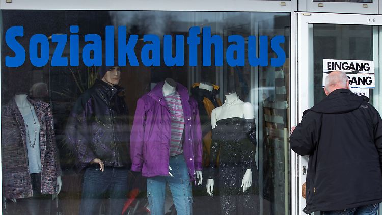 Sozialkaufhaus der Diakonie bietet Bürgern mit einem Nachweis der sozialen Bedürftigkeit gebrauchte Möbel, Elektrogeräte, Kleidung oder Bücher zum Kauf an.