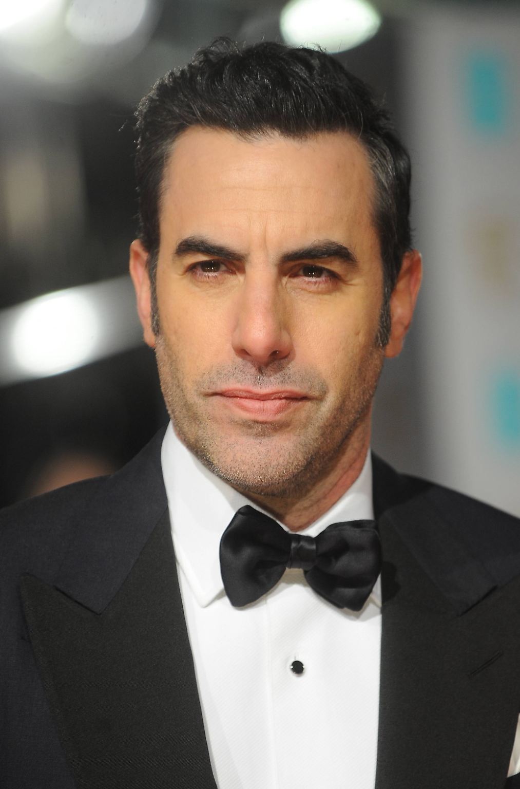 Ja, Sacha Baron Cohen kann auch ganz gediegen daherkommen. Geradezu wie ein Gentleman. Das ...