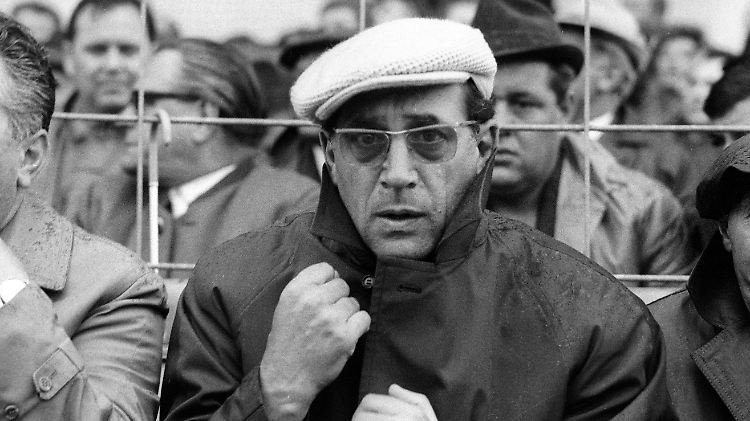 "Was mit uns gemacht wurde, war ein Verbrechen!" Max Merkel auf der Bank des 1. FC Nürnberg im Jahr 1967.