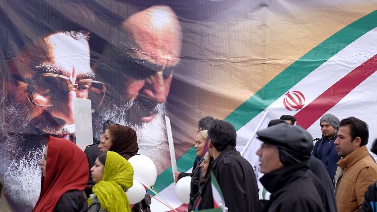 Feierlichkeiten zum 37. Jahrestag der Islamischen Revolution am 11. Februar in Teheran. Auf dem Plakat die Konterfeis vom verstorbenen Gründer der Islamischen Republik, Ayatollah Ruhollah Khomeini (r), und dem heutigen Obersten Religionsführer Ayatollah Ali Khamenei.