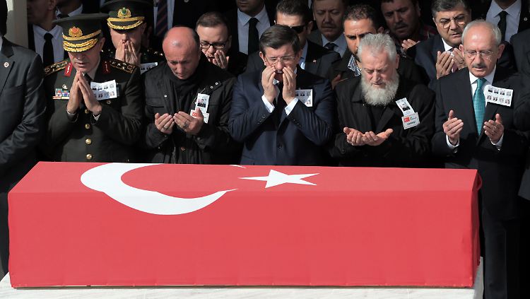 Für Vergeltung würde der türkische Ministerpräsident Davutoglu (m.) die geplante Waffenruhe in Syrien unterbrechen. 