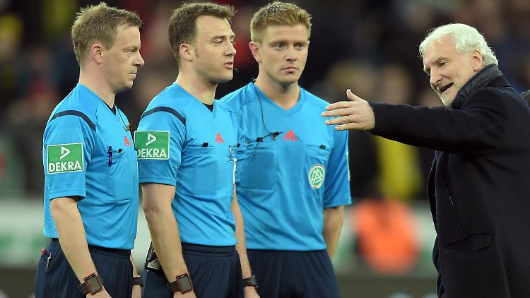 Leverkusens Sportdirektor Völler unterhält sich nach dem Spiel mit Schiedsrichter Felix Zwayer (2. v.l.): Nach der Zwangsunterbrechung gibt es Klärungsbedarf.
