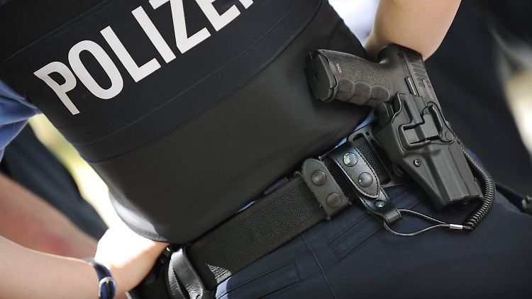 Warum die Dienstwaffe bei der Vorführung in Bremerhaven nicht entladen war, wird noch untersucht.