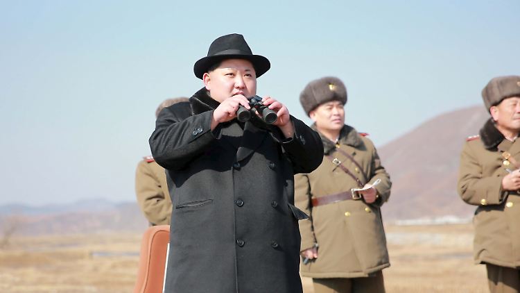 Kim Jong Un inspiziert eine Übung seiner Luftwaffe.
