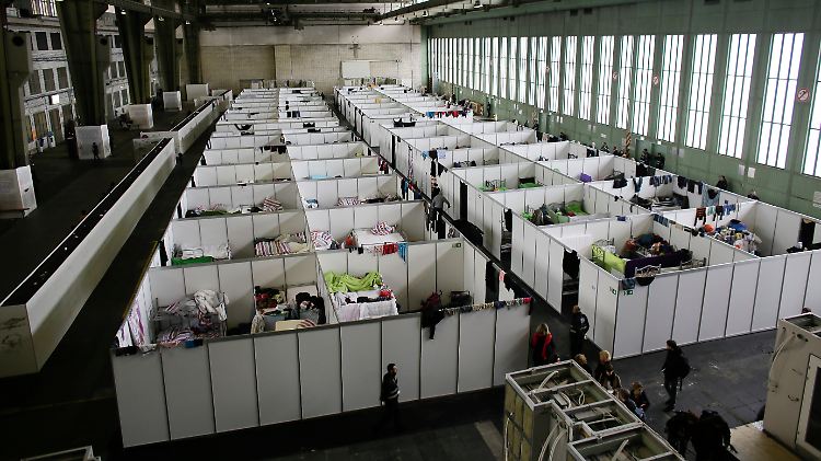 Immer noch sind in Berlin mehrere Tausend Flüchtlinge in riesigen Notunterkünften wie dem ehemaligen Flughafen Tempelhof untergebracht.
