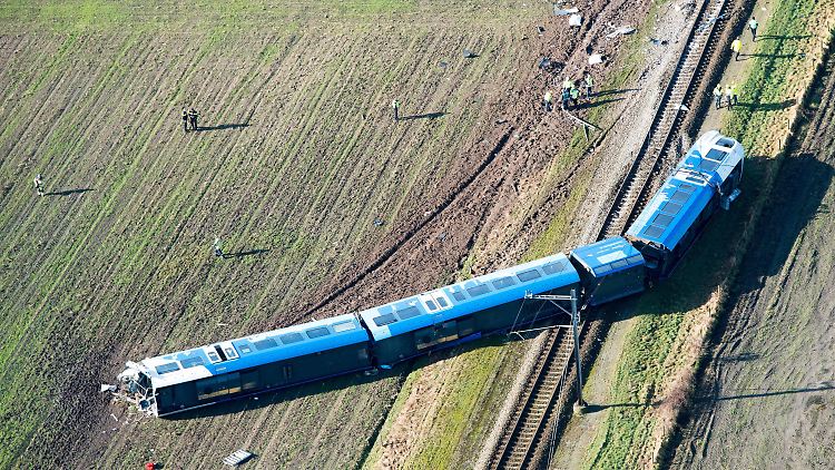 Im niederländischen Dalfsen entgleiste der Zug mit mehreren Waggons.