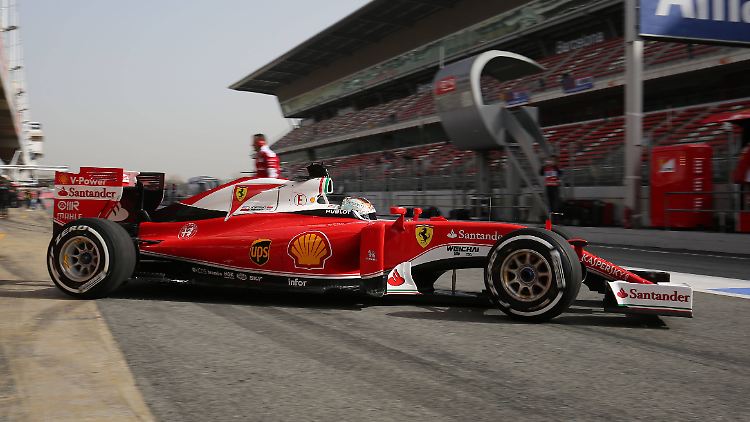 Der Ferrari von Sebastian Vettel hinterlässt in Barcelona einen starken Eindruck.