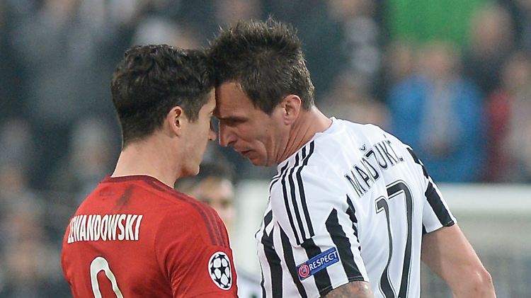 Unentschieden, nicht nur in dieser Szene zwischen Robert Lewandowski (l.) und Mario Mandzukic. Bayern und Turin trennen sich im Achtelfinal-Hinspiel 2:2.