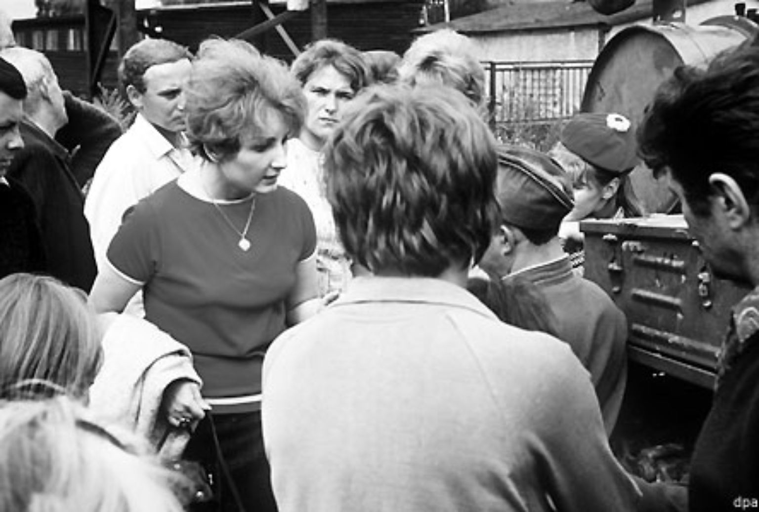 Staunend zunächst, dann voller Enthusiasmus erlebten die Menschen in der CSSR im Frühjahr 1968, wie ein sozialistisches System mit der Einführung eines Mehrparteiensystems, der Aufhebung der Zensur und marktwirtschaftlichen Reformen demokratische Züge annahm.