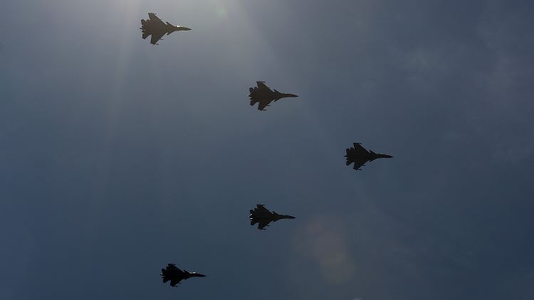 J-15-Jets im Formationsflug: China will im Südchinesischen Meer Stärke zeigen.