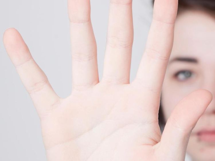 Stopp! Wer Probleme hat, anderen etwas abzuschlagen, übt das am besten einmal - etwa mit dem Partner.
