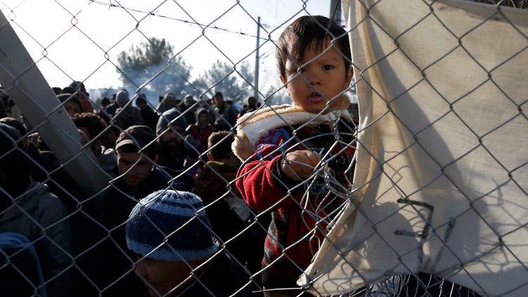 Flüchtlinge sammelten sich in den vergangenen Tagen an der geschlossenen griechisch-mazedonischen Grenze. 