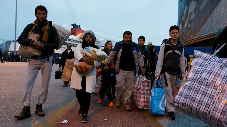 1700 Flüchtlinge kamen am Morgen mit Fähren in der griechischen Hafenstadt Piräus an.