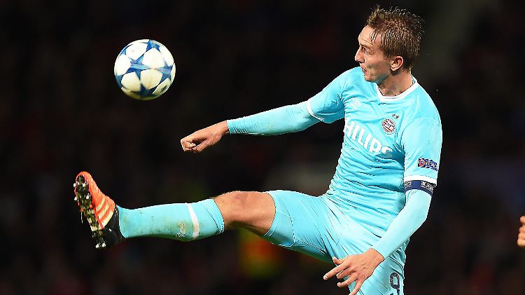 Luuk de Jong bringt Licht in Oranjes Fußball: Ausgerechnet der Stürmer fehlt allerdings im Hinspiel wegen einer Gelbsperre.