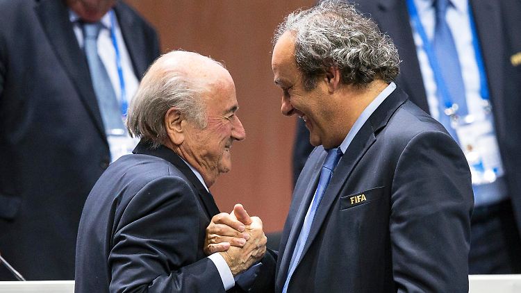 Ein Bild aus unbeschwerten Tagen: Joseph Blatter (l.) empfängt im vergangenen Mai Glückwünsche von Michel Platini zu seiner Wiederwahl als Fifa-Chef.