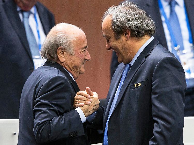Blatter und Michel Platini waren einst das mächtigste Duo im Weltfußball. Inzwischen sind beide gesperrt.