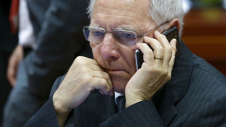 "Die Flüchtlingszahlen müssen dramatisch sinken", so Schäuble, "sonst schaffen wir das nicht mehr".