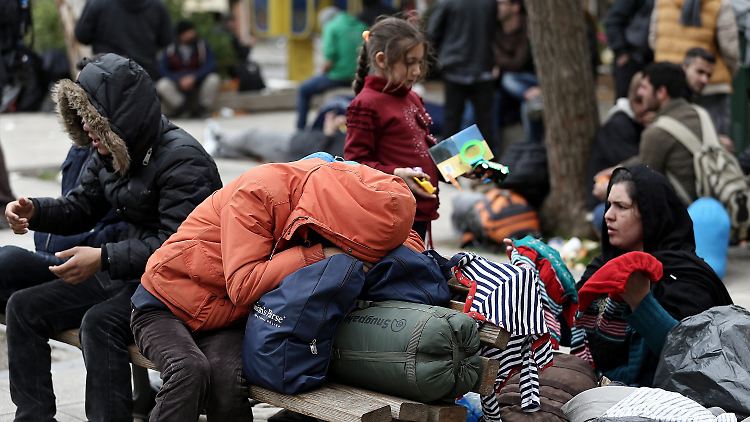 Die meisten Flüchtlinge, die an der mazedonischen Grenzen abgewiesen werden, bringen die Behörden zurück nach Athen.