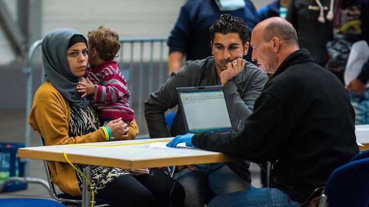 Eine syrische Flüchtlingsfamilie bei der Registrierung in Erfurt.