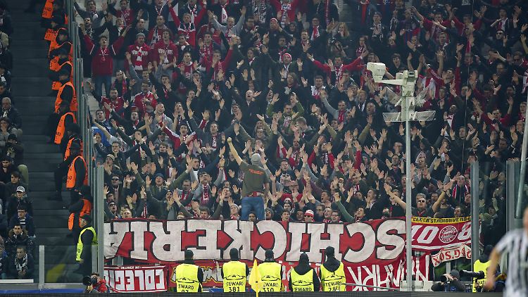 Viele Bayern-Fans konnten ihr Team gegen Juve erst ab der zweiten Halbzeit unterstützen. Aus Protest hingen sie ihre Banner falsch herum auf.