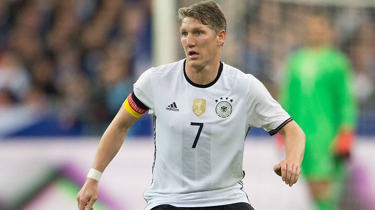Bastian Schweinsteiger will die DFB-Elf auch zum EM-Titel führen.