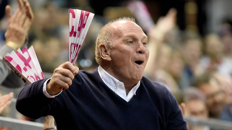 Bei der Basketballpartie des FC Bayern gegen Alba Berlin fieberte Hoeneß vor kurzem bereits kräftig mit.