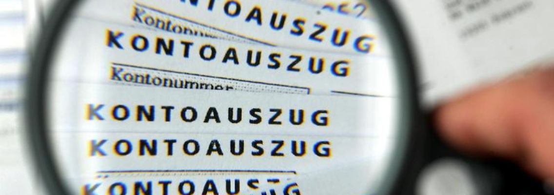 Kontoauszüge werden am besten mehrere Jahre aufbewahrt. Denn sie gelten als Zahlungsbelege und können etwa im Garantiefall den Kauf eines Produkts nachweisen. Foto: Jens Büttner
