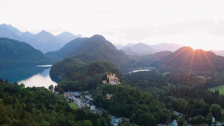 Aussicht auf die Romantische Straße. Sie ist eine der TOP 100 Sehenswürdigkeiten in Deutschland.