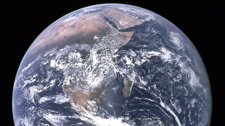 Selbst bei moderatem Wachstum der Bevölkerung und deren Konsum benötigt die Menschheit laut Report schon im Jahr 2030 zwei Planeten, um mit dem Verbrauch natürlicher Rohstoffe Schritt zu halten.