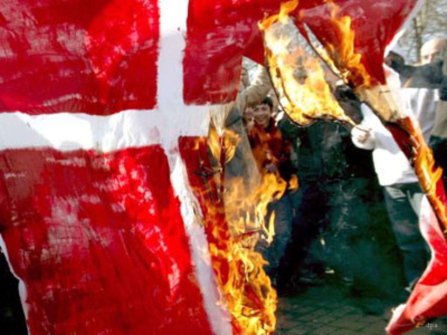 In der muslimischen Welt brennt Dänemarks Flagge. Die dänische Zeitung "Jyllands-Posten" hatte als erste Mohammed-Karikaturen veröffentlicht. Eine von ihnen zeigt den Propheten Mohammed mit einem Turban in Form einer Bombe.