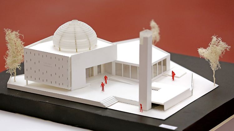 Das vom Stuttgarter Architekten Mustafa Ljaic entworfene Bauwerk für rund 100 Gläubige in Leipzig soll mit zwei Gebetsräumen auf zwei Etagen ausgestattet werden.