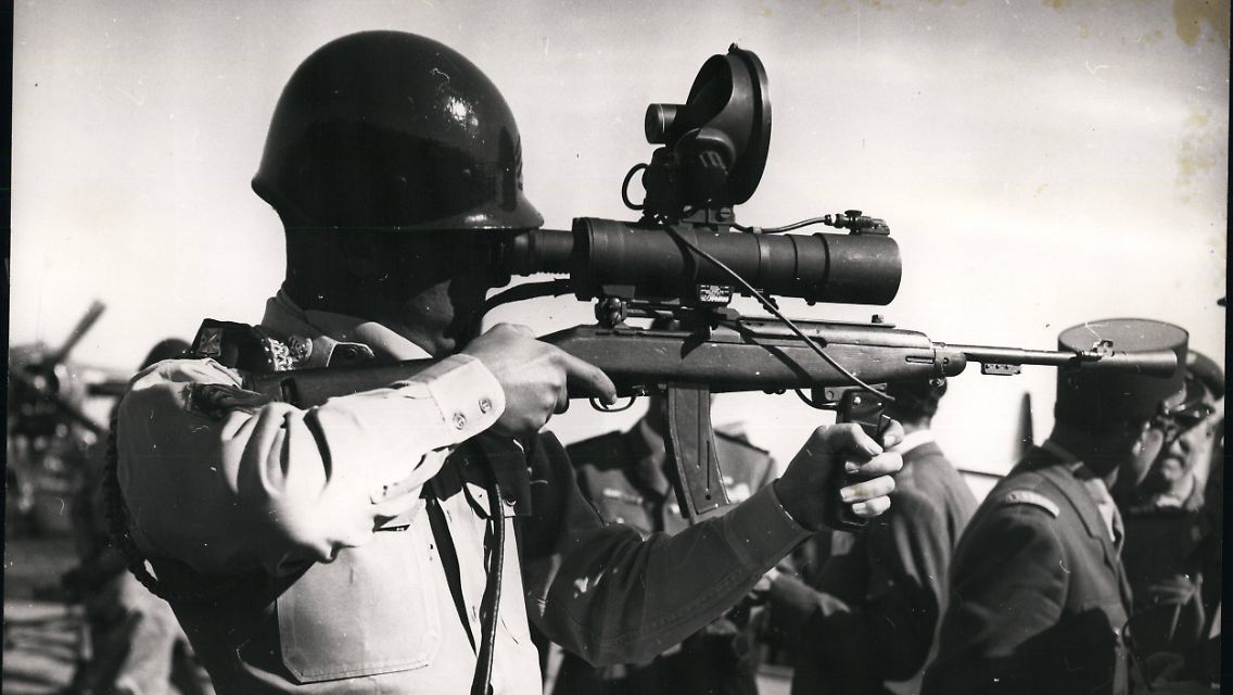 Der Brite Hastings Ismay, erster NATO-Generalsekretär in den 50er-Jahren, umschreibt das Ziel des Bündnisses ungeschminkter: "Die Amerikaner drinnen, die Russen draußen und die Deutschen unten halten."