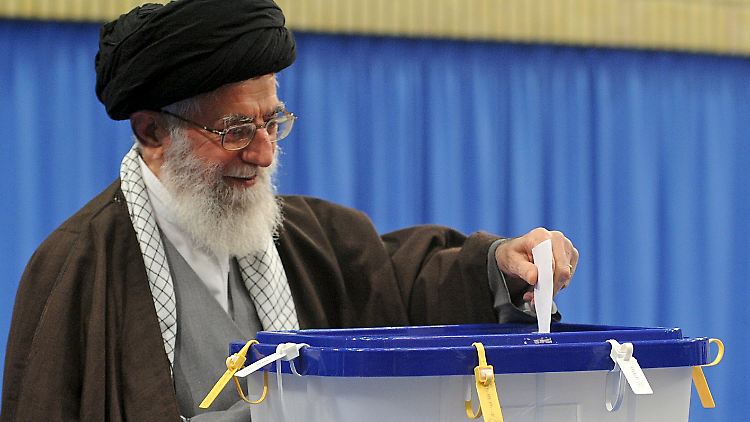 Ajatollah Ali Chamenei gibt seine Stimme ab - er ist das Staatsoberhaupt des Iran.