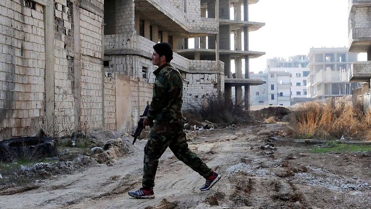 Ein Soldat des Regimes läuft durch das von Bombenangriffen beschädigte südsyrische Daraja.
