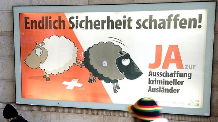 Die SVP will Ausländer bei schweren Verbrechen sowie Wiederholungstäter bei leichteren Straftaten automatisch ausweisen.