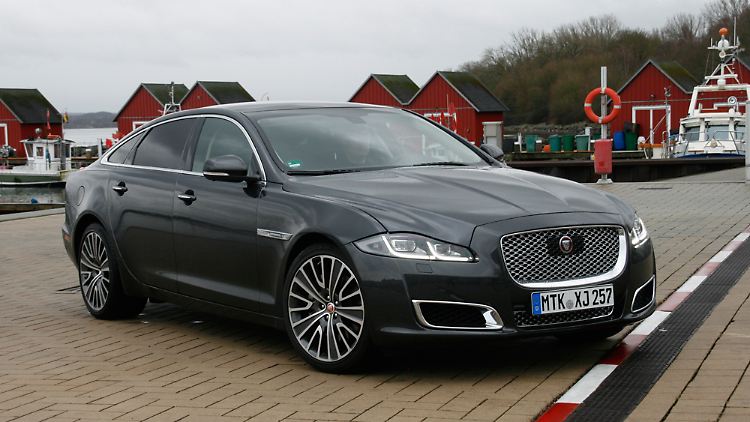 Mit 300 PS und hochklassiger Ausstattung kostet der Jaguar XJ stolze  114.250 Euro.