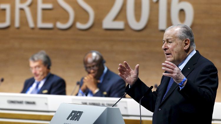 Francois Carrard, der Vorsitzende des Reform-Komitees der Fifa, hatte eindringlich für seine Vorschläge geworben - mit Erfolg.