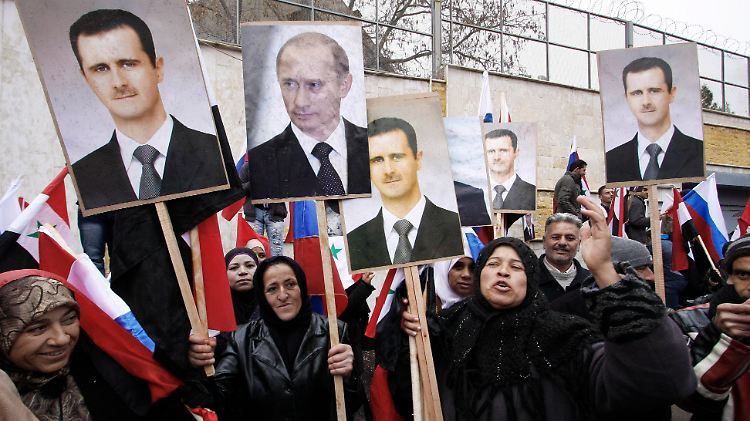Ein Bild aus dem Jahr 2012: Anhänger des syrischen Regimes unterstützen Russlands Rolle in dem Konflikt. Doch verbessert hat sich die Lage im Land seither nicht. Im Gegenteil.