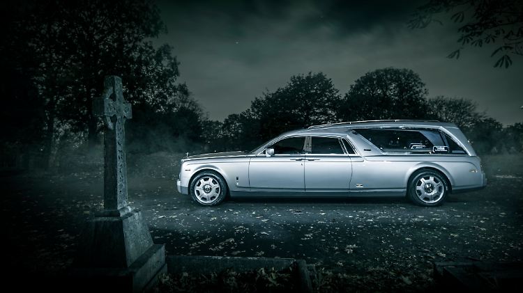 Ein Rolls-Royce für die letzte Ruhe wird bis auf sieben Meter gestreckt.
