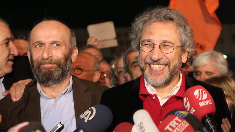 Erdem Gül und Cem Dündar nach ihrer vorläufigen Freilassung.