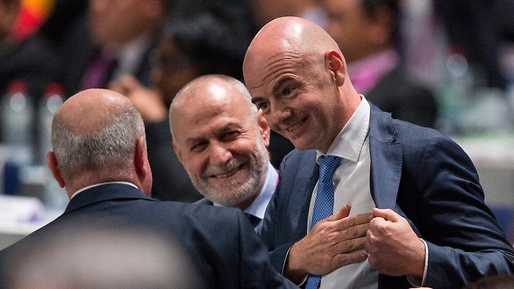 Gianni Infantino (r.)